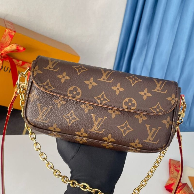 Louis Vuitton Wallet on Chain Ivy M81911